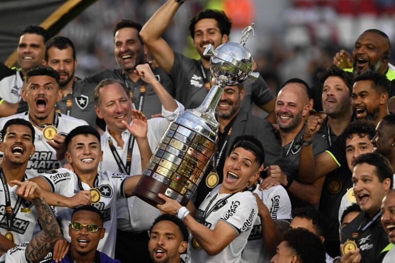 Botafogo Win First Copa Libertadores Despite Early Red Card